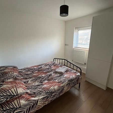 Immaculate 2 Bed Flat With Free Parking! Lejlighed Watford  Eksteriør billede