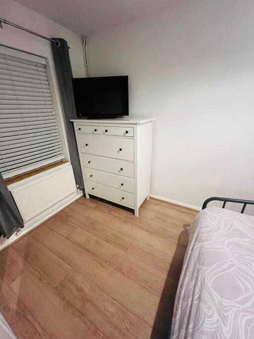 Immaculate 2 Bed Flat With Free Parking! Lejlighed Watford  Eksteriør billede